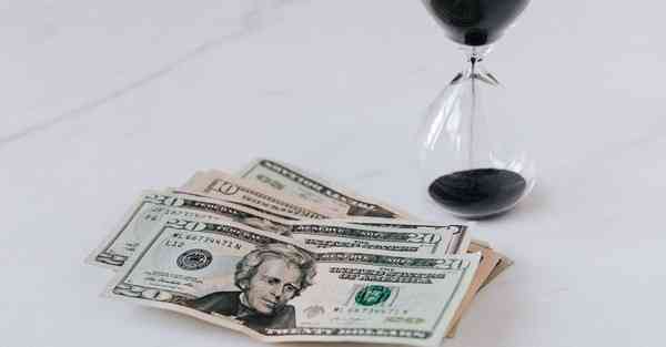 人工智能机器人和人谈恋爱