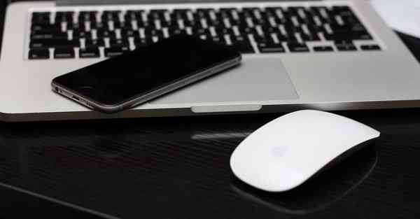 人工智能机器人和人谈恋爱