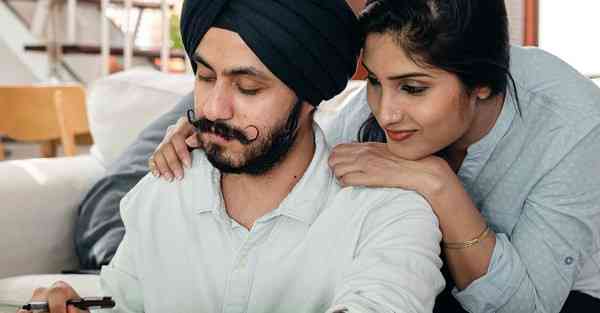 人工智能机器人和人谈恋爱