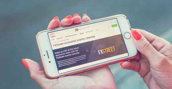 有一个智能机器人她能知，会烧饭