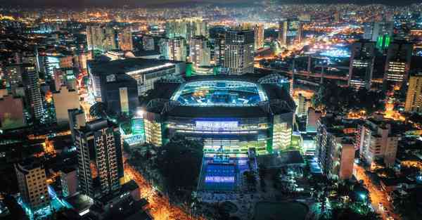 一款智能机器人，一款智能机器人手机