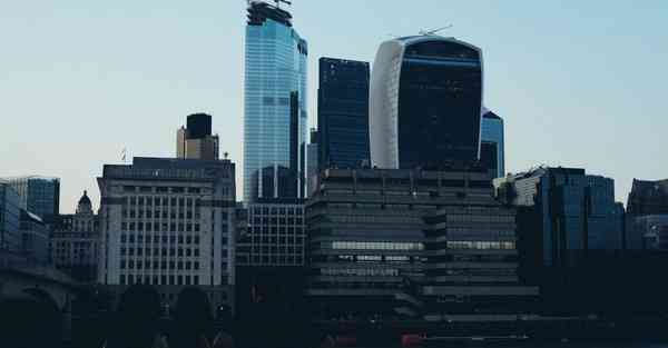 人工智能机器人和人谈恋爱