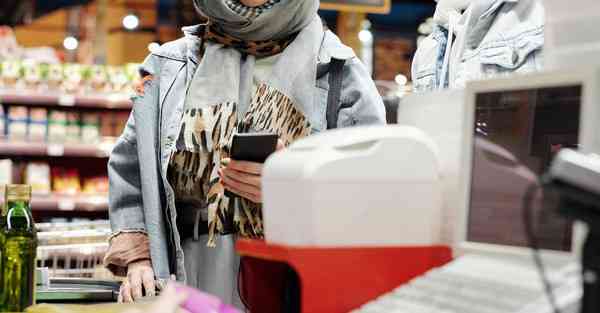 有一个智能机器人她能知，会烧饭