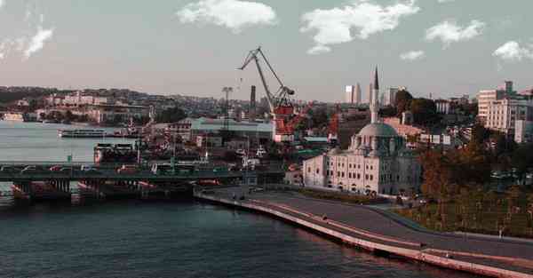 人工智能机器人和人谈恋爱