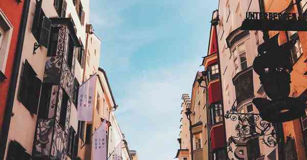 有一个智能机器人她能知，会烧饭