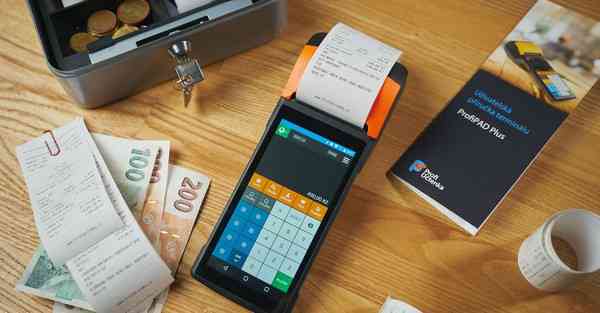 人工智能机器人和人谈恋爱