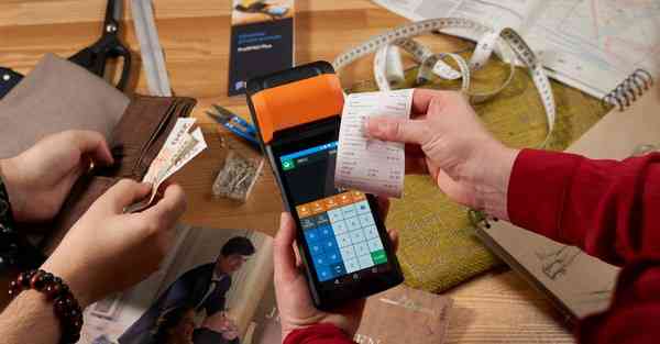 人工智能机器人和人谈恋爱