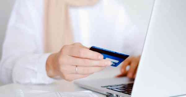 人工智能机器人和人谈恋爱